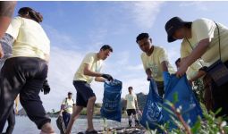 Hari Laut Sedunia, Ta'aktana Resort & Spa Gelar Beach Clean-Up - JPNN.com