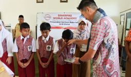 Sinarmas World Academy Mewakafkan Al-Qur'an ke Sekolah Dasar - JPNN.com