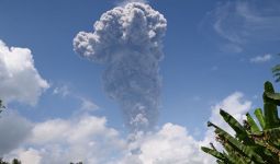 Gunung Ibu Kembali Erupsi, Semburan Abu Vulkanik Capai 2.500 Meter - JPNN.com