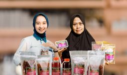 Cerita Nasabah PNM Sukses Bikin Inovasi Olahan Bunga Mawar - JPNN.com