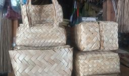 Permintaan Tinggi, Stok Besek Bambu di Semarang Mulai Menipis Menjelang Iduladha - JPNN.com