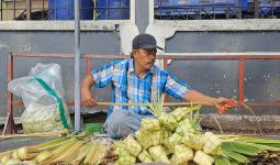 Rayakan Iduladha, Warga Semarang Tetap Santap Ketupat, Tak Hanya saat Idulfitri Saja - JPNN.com