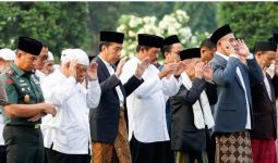 Berbaur dengan Masyarakat, Presiden Jokowi dan Penjabat Gubernur Jateng Salat Iduladha di Semarang - JPNN.com