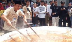 Putra Siregar & Bobon Santoso Berkolaborasi, Masak 1.000 Porsi Daging Kurban - JPNN.com