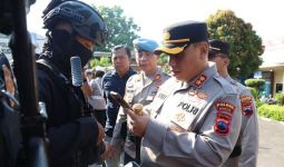 Cegah Judi Online, AKBP Dydit Periksa Ponsel Anggota Polres Kudus - JPNN.com