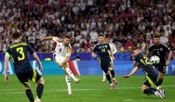 EURO 2024: Tangan Fan Patah Kena Tendangan Melenceng Striker Jerman - JPNN.com