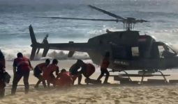 Dihantam Ombak Saat Berenang di Pantai Kelingking, 1 Wisatawan Qatar Tewas, 2 Selamat - JPNN.com