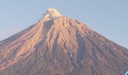 Tinggi Letusan dari Erupsi Gunung Semeru 600 Meter di Atas Puncak - JPNN.com