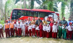 PT Sentosa Laju Energy Beri Bantuan Bus Sekolah di Kalimantan - JPNN.com