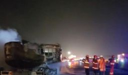 Mobil Tangki BBM Terbakar di Tol Dipadamkan Tak Lebih dari 2 Jam - JPNN.com