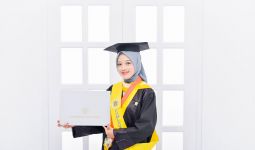 Kisah Inspiratif Ulfatun Nikmah, Anak Tukang Ukir & Lulusan SMK yang Raih Gelar Magister FEB UGM - JPNN.com