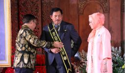 Sukses Jalankan Tugas Penurunan Stunting di Jateng, Nana Sudjana Dianugerahi Dharma Karya Kencana - JPNN.com