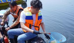 Peduli Lingkungan, Perusahaan Kosmetik Korea Bersihkan Sampah Sungai Citarum - JPNN.com