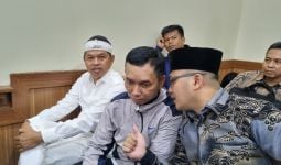 Dedi Mulyadi Dampingi Ayah Pegi Setiawan di Sidang Praperadilan - JPNN.com