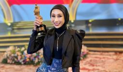 Dokter Reza Gladys Raih Penghargaan di Ajang R.A Kartini Award 2024 - JPNN.com