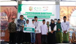 LAZISNU dan Indomaret Serahkan Bantuan Renovasi Sekolah dan Beasiswa Santri di Jatim - JPNN.com