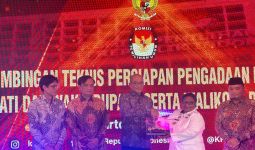 Terima Penghargaan dari KPU, Pj Gubernur Papua Tengah Bertekad Sukseskan Pilkada 2024 - JPNN.com