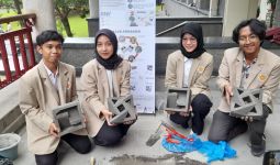 Mahasiswa UGM Mengkreasikan Sampah Plastik dan Oli Bekas Jadi Batako Enviroblock - JPNN.com