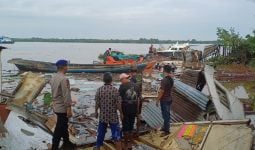 6 Rumah Amblas ke Sungai Indragiri, Nilai Kerugian Mencapai Rp 2,5 M - JPNN.com
