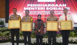 Mensos Risma Berikan Penghargaan Kepada TNI, Polisi, dan Guru - JPNN.com