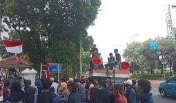 Puluhan Massa dari PPMTK Gelar Aksi di Depan Gedung BPK - JPNN.com