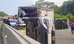 Detik-Detik Kecelakaan Beruntun 10 Mobil di Tol Cipularang - JPNN.com