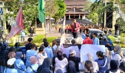 Demo di Depan Kantor DPRD Solo, Mahasiswa Suarakan Aspirasi Indonesia Cemas 2045 - JPNN.com