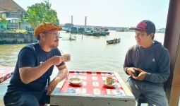 Nikmatnya Minum Kopi di Warung Kopi Legendaris dengan Latar Jembatan Ampera - JPNN.com