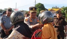 Opas Patuh Lancang Kuning di Rohul, Masyarakat Tak Ditilang, Justru Dapat Helm Gratis - JPNN.com