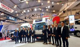 Isuzu Giga FVM-U dan Traga Bus Goda Pengunjung GIIAS 2024 - JPNN.com