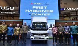 Yusen Logistic Jadi Konsumen Pertama Truk Listrik Fuso eCanter - JPNN.com