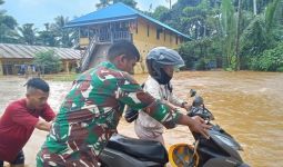 Prajurit TNI Kodim 1512/Weda Mengevakusi Warga Terdampak Banjir di Halteng - JPNN.com