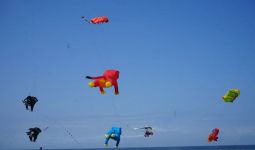 Peserta dari 13 Negara Berpartisipasi dalam Jogja International Kite Festival 2024 - JPNN.com