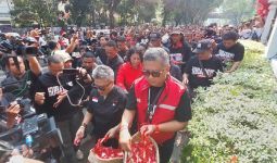 Memperingati Kudatuli, PDIP Bersama Korban Rezim Otoriter Tabur Bunga di Kantor Partai - JPNN.com