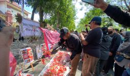 Buntut Bebasnya Ronald Tannur, Massa #JusticeforDiniSera Geruduk PN Surabaya - JPNN.com