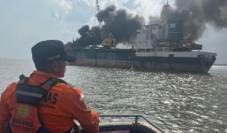 Bum! Kapal Tanker Tujuan Cirebon Terbakar di Meranti - JPNN.com