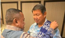 Ketum PATRIA Menyampirkan Kain Khas Sumba di Bahu Hashim Djojohadikusumo - JPNN.com