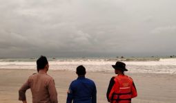 2 Warga Jakarta Terseret Ombak Pantai Karang Belum Ditemukan - JPNN.com