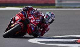 Hasil Sprint MotoGP Inggris: Pecco & Marquez Tumbang, Bastianini Menang - JPNN.com