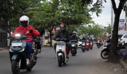 4 Kiat Berkendara Aman dan Nyaman dengan Motor Listrik - JPNN.com