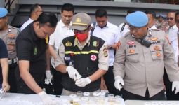 Polres Jakbar Tes Urine 119 Personel Untuk Pastikan Bebas dari Narkoba - JPNN.com