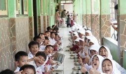 Kesaksian Orang Tua Siswa di Sukabumi Setelah Menyaksikan Uji Coba Makan Bergizi - JPNN.com