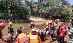 Balita Terseret Arus Sungai di Agam Ditemukan Sudah Meninggal Dunia - JPNN.com