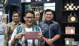 Sandiaga Kagum dengan Karya Anak Muda Aceh saat Kunjung Both AMANAH di Muffest - JPNN.com