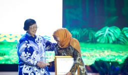 Peduli Mangrove, Khofifah Meraih Penghargaan dari KLHK - JPNN.com