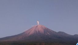 Gunung Semeru Erupsi Lagi, Lontarkan Abu Vulkanik Setinggi 800 Meter - JPNN.com