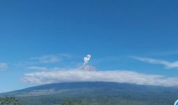 Penampakan Gunung Semeru Erupsi Beberapa Kali - JPNN.com