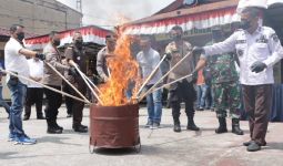 Polres Siak Klaim Selamatkan 14.000 Jiwa Setelah Musnahkan 7 Kg Ganja - JPNN.com