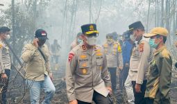 10 Hektare Lahan Gambut di OKI Terbakar, Irjen Rachmad Tambah Personel untuk Pemadaman - JPNN.com