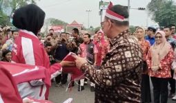 HUT ke-79 RI, Pj Wali Kota Palembang Bagikan 3.000 Bendera Merah Putih kepada Warga - JPNN.com